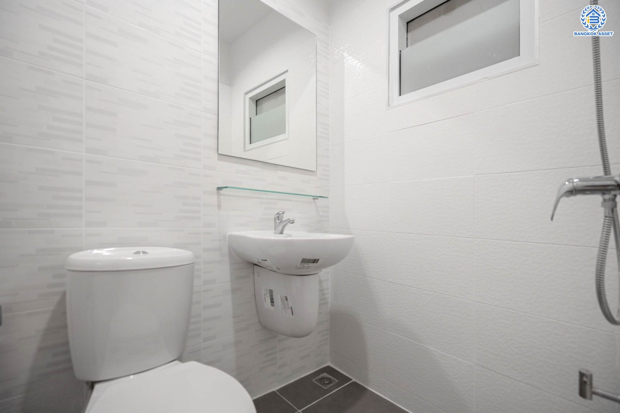 บ้านมือสองตกแต่งใหม่ โครงการ สวนกุหลาบ ติวานนท์-แจ้งวัฒนะ ติดถนนติวานนท์ ใกล้โรงเรียนสวนกุหลาบวิทยาลัย เนื้อที่ 27 ตร.ว. ฟังก์ชัน 3 ห้องนอน 2 ห้องน้ำ จอดรถได้ 1 คัน บนทำเลใกล้จุดขึ้นทางด่วน "ศรีรัช" และรถไฟฟ้าสายสีชมพู "สถานีปากเกร็ด"